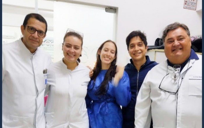 Profs. Brufato Ferraz e Artur Martini com estagiárias e monitor: Martina, Vanessa e Gustavo