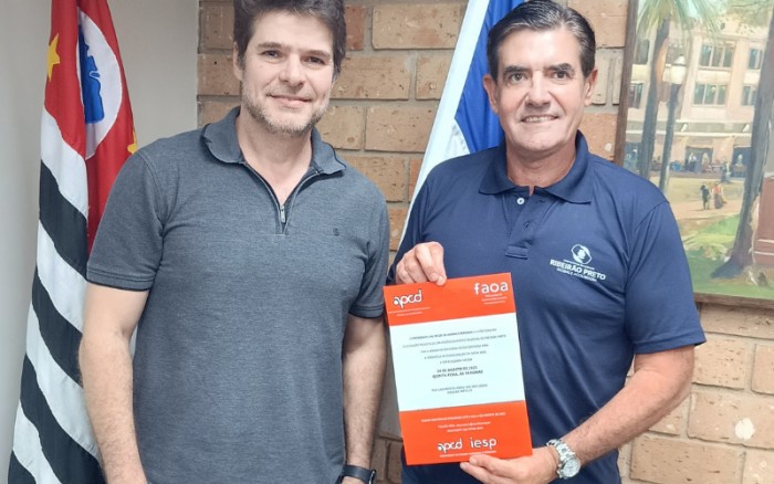 Regis Peporini entrega convite ao prefeito Duarte Nogueira