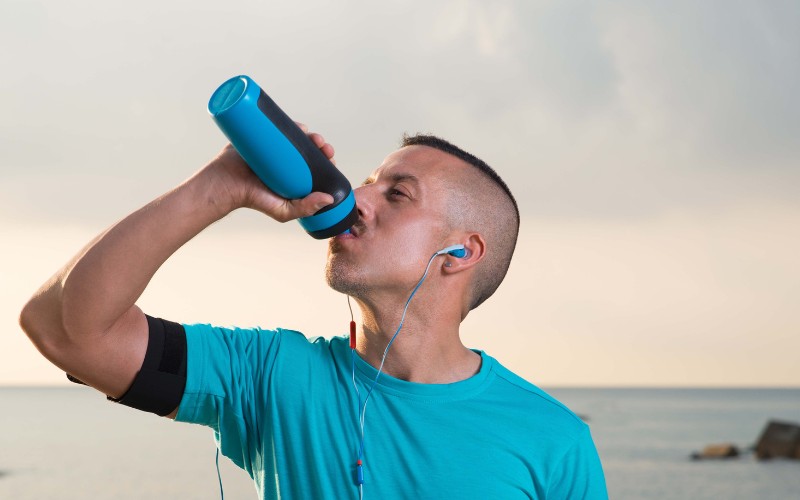 Qual bebida é mais hidratante  para quem faz exercícios fisicos?