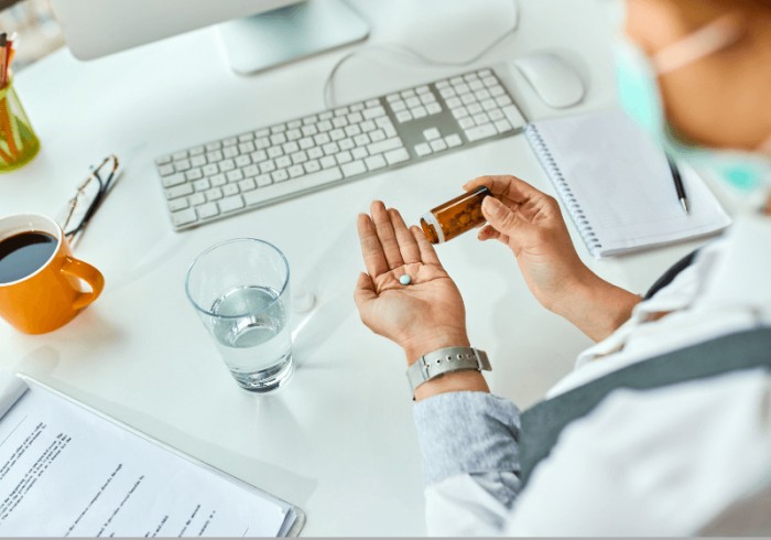 O que beber na hora de tomar medicamentos?