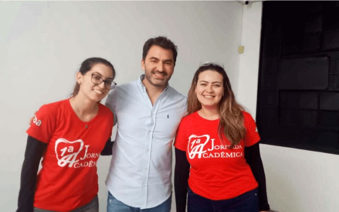 Prof. Jorge Liporaci com Eduarda Martins e Martina Martini da Comissão Organizadora do evento.