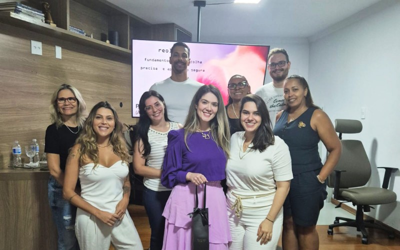 Profa Dra. Nicole Bettiol profere palestra Ácido Hialurônico e Reologia