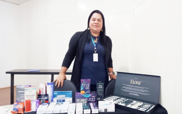 Camila Carvalho – orientadora técnica faz demonstrações dos produtos da FGM