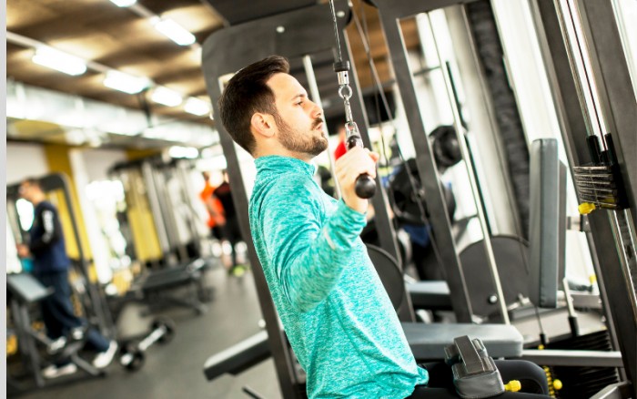 Exercício no inverno queima calorias? Especialista aponta benefícios de malhar em dias mais frios