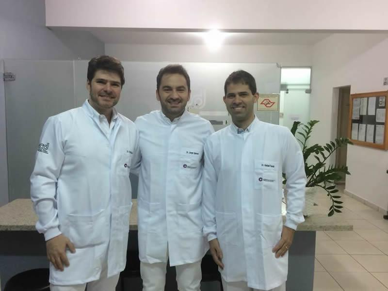 Equipe de professores e alunos do Curso de Especialização em Implantodontia da APCD Ribeirão Preto estão de jalecos novos
