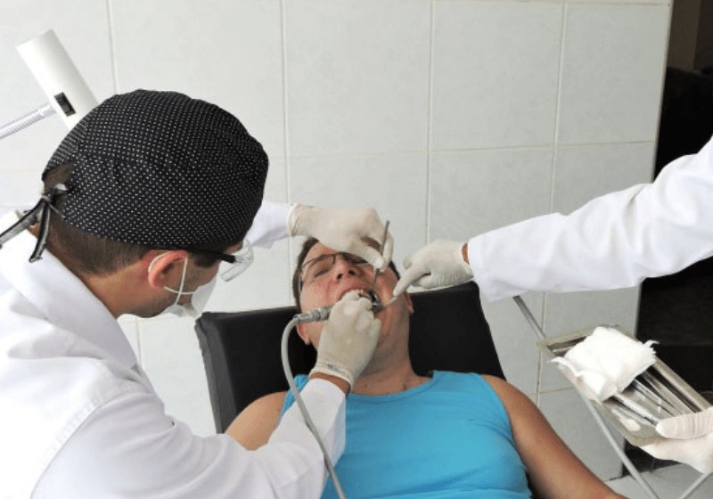 Cirurgiões-dentistas levam tratamento para a residência de pacientes