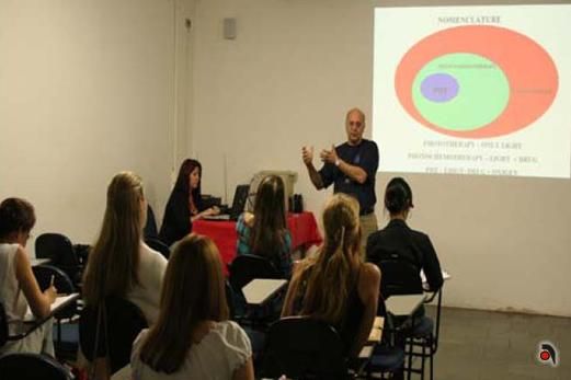 Prof. Vanderlei Bagnatoministra aula na EAP, sobre a Biofotônica na Saúde