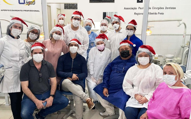 Turma de Endodontia com professores e o presidente da APCD-RP, Dr. Regis Peporini